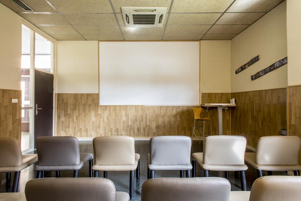 Residencia Universitaria Resa Giner De Los Rios Alcala de Henares Ngoại thất bức ảnh