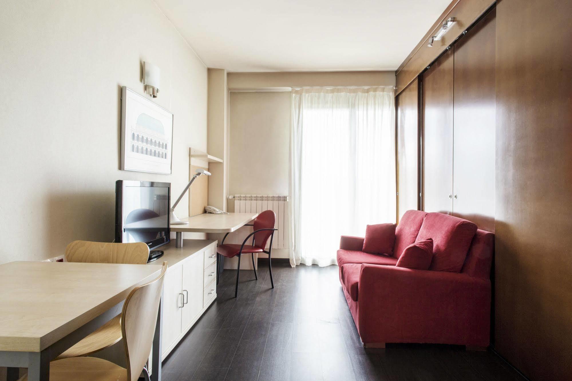Residencia Universitaria Resa Giner De Los Rios Alcala de Henares Ngoại thất bức ảnh