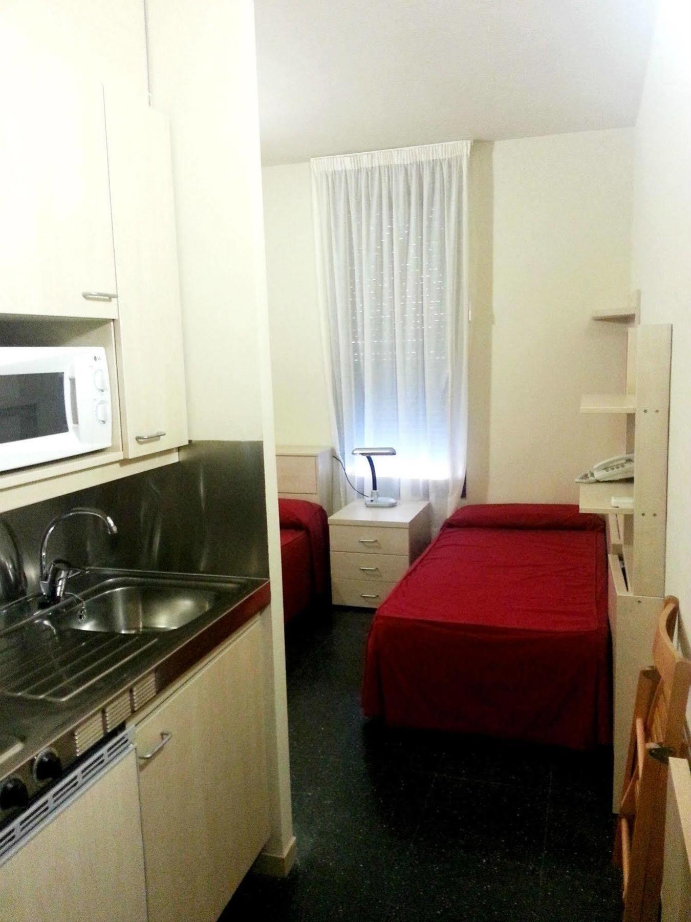 Residencia Universitaria Resa Giner De Los Rios Alcala de Henares Ngoại thất bức ảnh